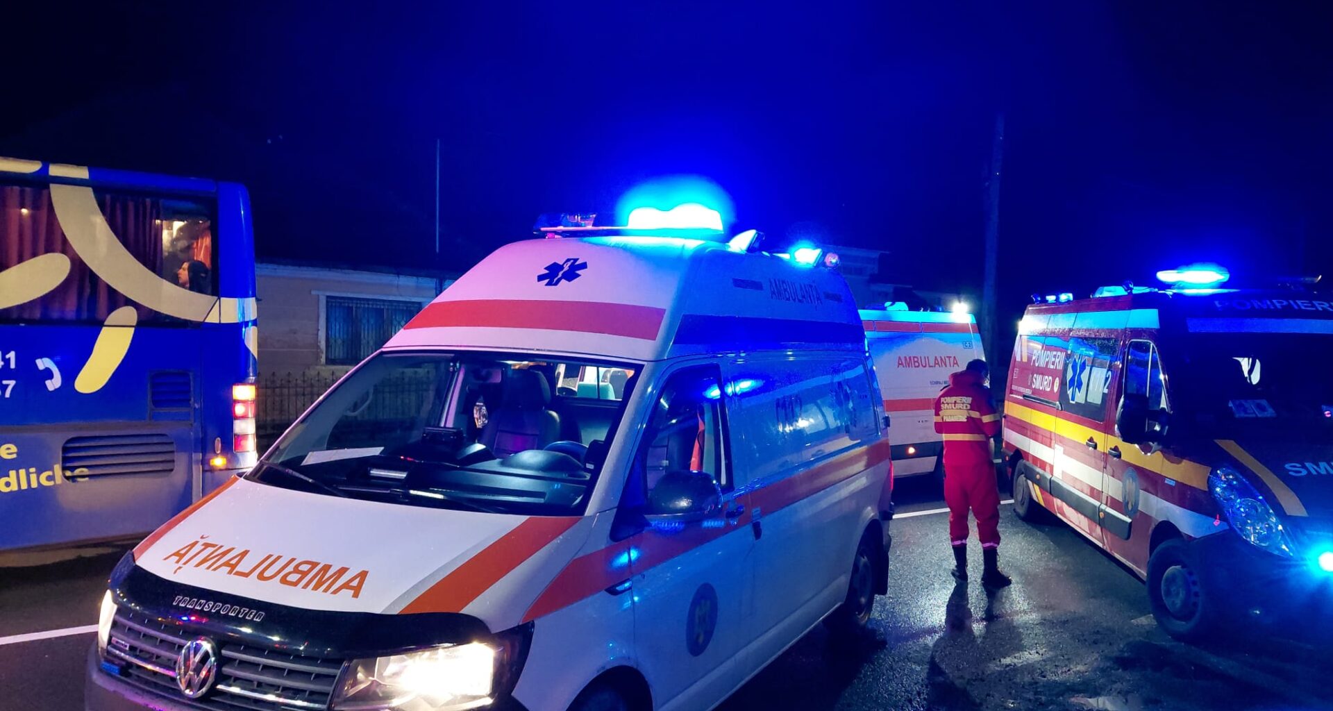 Trei tineri spulberați de o mașină pe un drum din Cluj