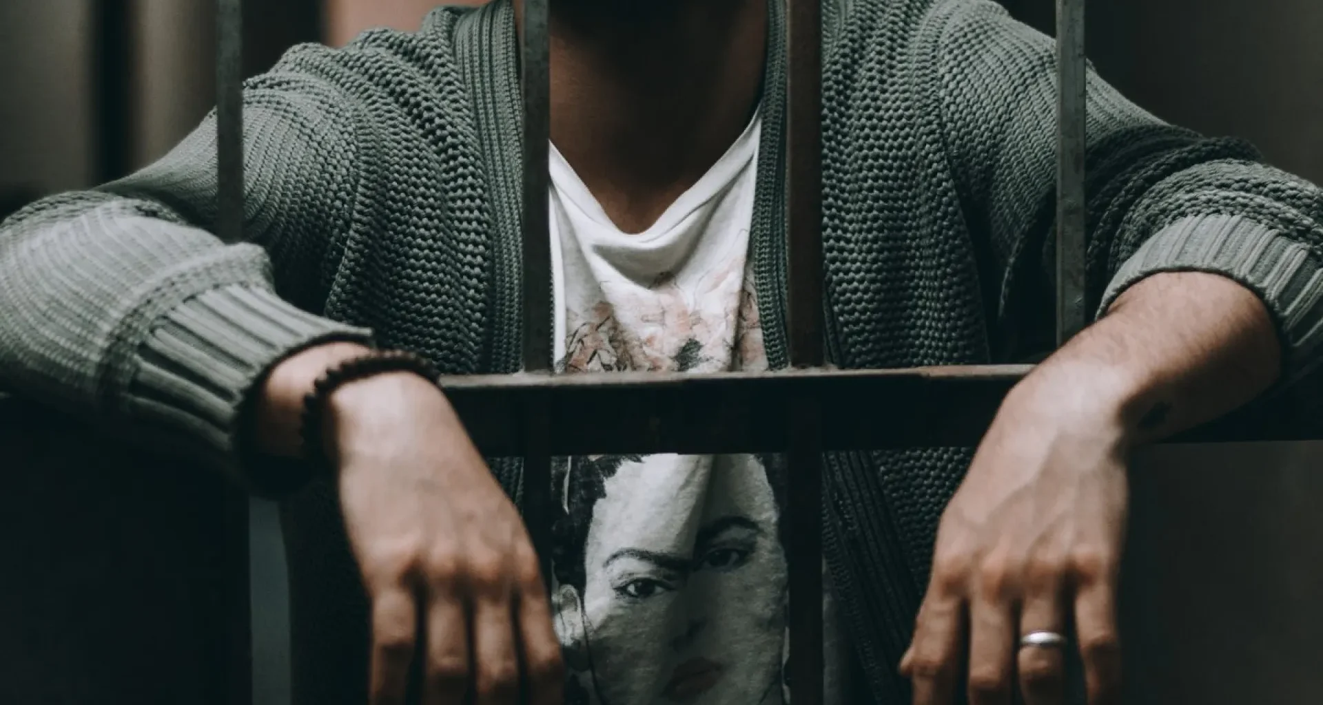 inchisoare-detinut-pablo-padilla-480505-unsplash