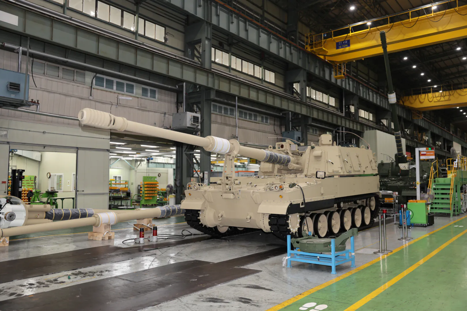 Obuzier autopropulsat K9 pe linia de producție din fabrica din Coreea de Sud