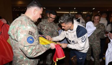 Vizită surpriză pentru tricolori înainte de meciul România-Bosnia. Ianis Hagi a primit un cadou simbolic de la militarii români din Sarajevo