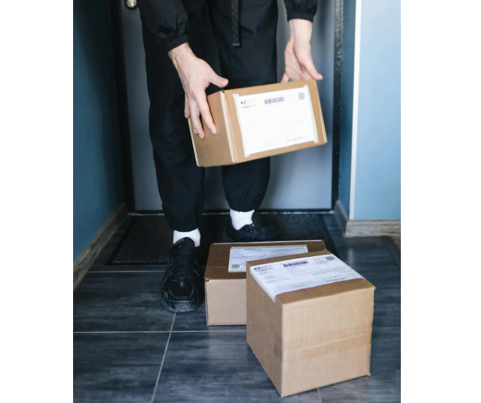 Dilema unui român după ce curierul i-a cerut ajutorul