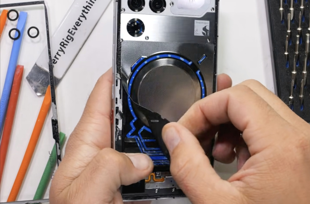 RedMagic 11 Pro, primul smartphone cu răcire pe lichid. Un YouTuber YouTuber-ul l-a demontat până la „ultima picătură” VIDEO