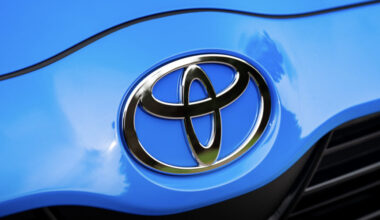 Toyota dezvoltă baterii solide pentru vehicule electrice, cu o durată de viață de până la 40 de ani