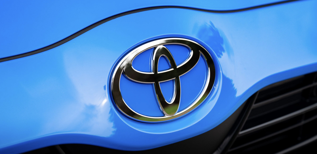 Toyota dezvoltă baterii solide pentru vehicule electrice, cu o durată de viață de până la 40 de ani