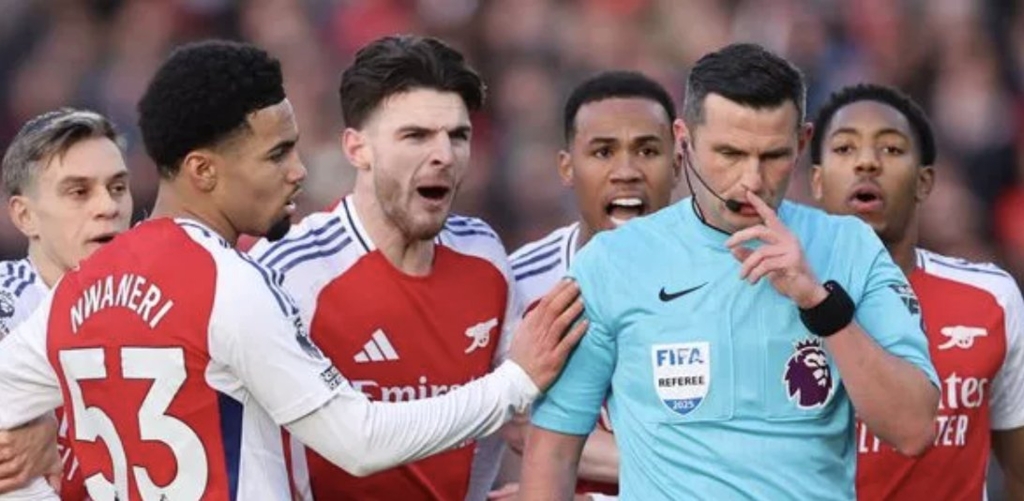 Ce se întâmplă cu arbitrul englez Michael Oliver după ce a fost ''desființat'' de Mircea Lucescu