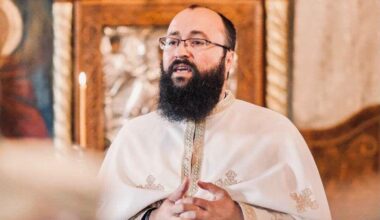 ''A început să mă strângă mai tare în brațe, să mă sărute pe urechea dreaptă și...''