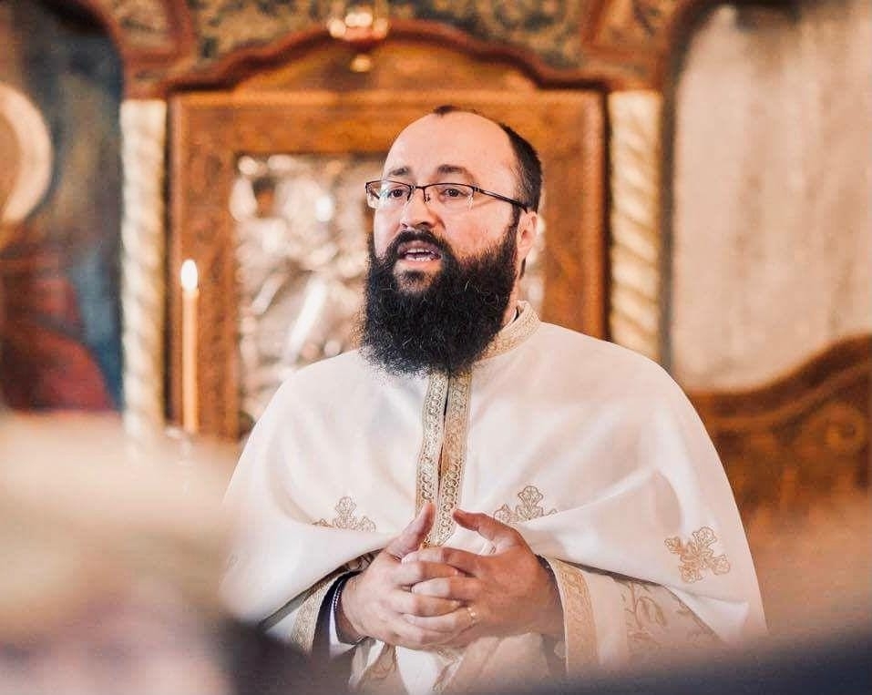 ''A început să mă strângă mai tare în brațe, să mă sărute pe urechea dreaptă și...''