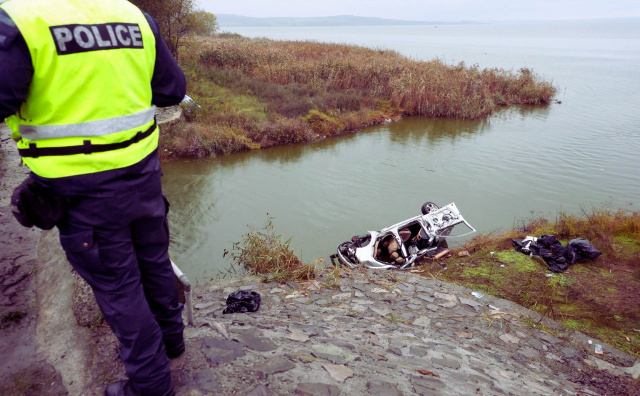 Bulgarii cer arestarea preventivă a românului care a făcut accident când fugea de poliție. Șase oameni au murit după ce vehiculul condus de român a căzut într-un lac