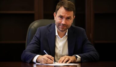 Surpriză neplăcută pentru Cătălin Drulă pe străzile Capitalei. O mașină cu un LED uriaș îl denigra prin oraș. "Sunt banii de la AUR, da?" VIDEO FOTO