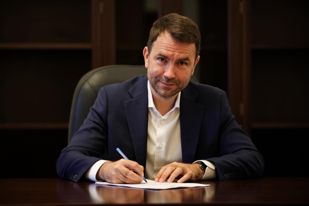 Surpriză neplăcută pentru Cătălin Drulă pe străzile Capitalei. O mașină cu un LED uriaș îl denigra prin oraș. "Sunt banii de la AUR, da?" VIDEO FOTO