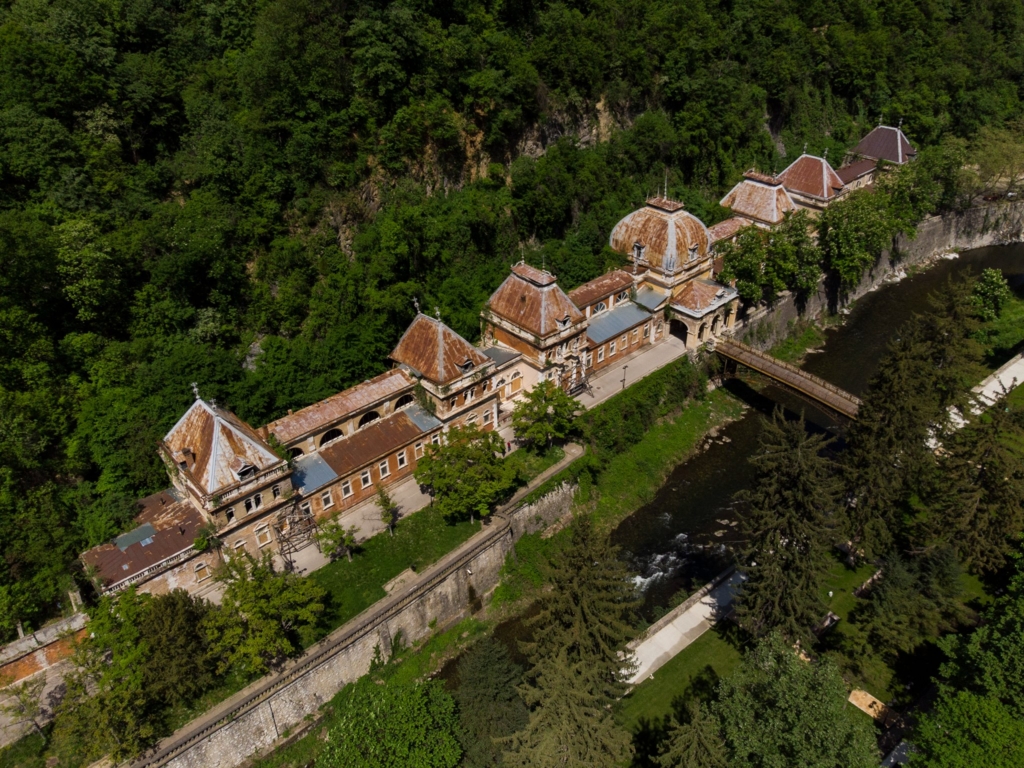 Sentința din ''dosarul Herculane'' aruncă și mai tare în haos celebra stațiune. Sunt șanse mici să mai renască renumita destinație turistică