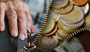 Impunerea de CASS pe pensiile mai mari de 3.000 de lei și pe concediile de creștere a copilului aduce un val de bani la buget