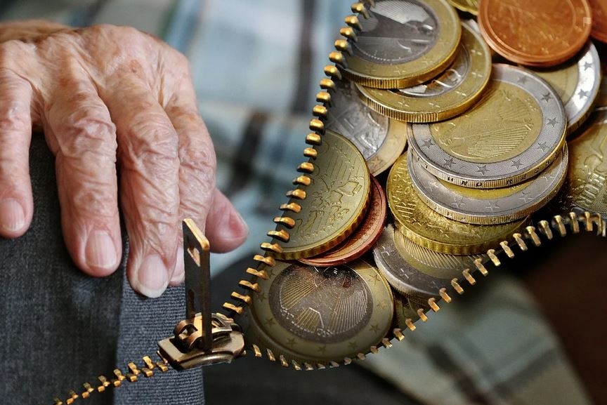 Impunerea de CASS pe pensiile mai mari de 3.000 de lei și pe concediile de creștere a copilului aduce un val de bani la buget