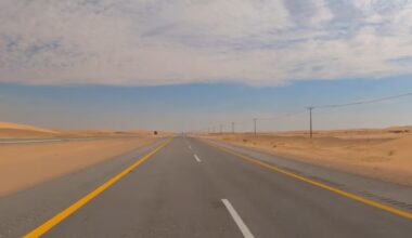 Cel mai lung drum drept din lume este în Arabia Saudită. Șoferii nu învârt volanul pe o distanță de 240 km VIDEO