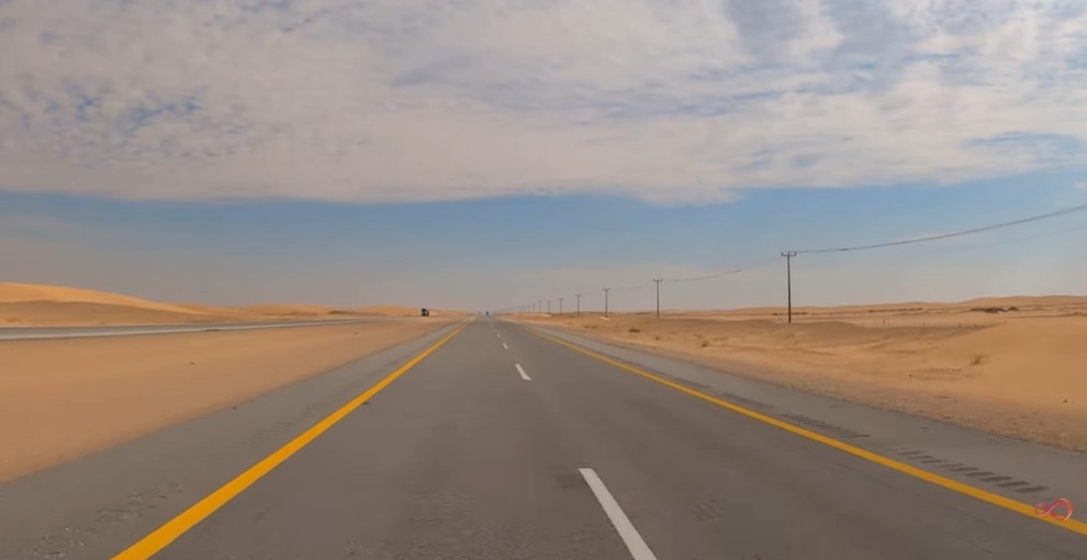 Cel mai lung drum drept din lume este în Arabia Saudită. Șoferii nu învârt volanul pe o distanță de 240 km VIDEO