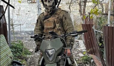 Ca în „Mad Max”. Imagini tulburătoare cu trupe ruse avansând prin ceață într-o coloană de vehicule avariate