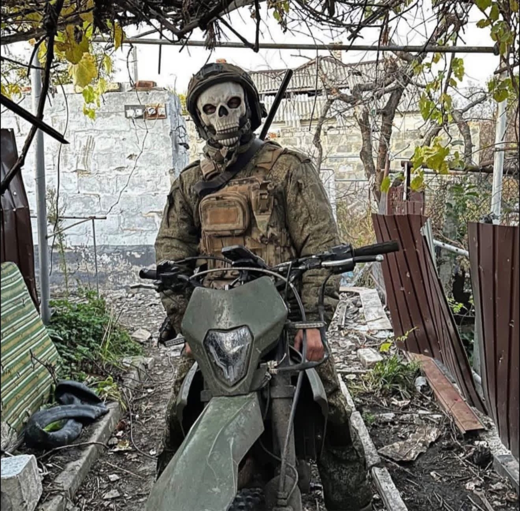 Ca în „Mad Max”. Imagini tulburătoare cu trupe ruse avansând prin ceață într-o coloană de vehicule avariate