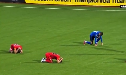 Imagini sfâșietoare! Jucătorii au aflat pe teren de moartea antrenorului. Cum au reacționat VIDEO