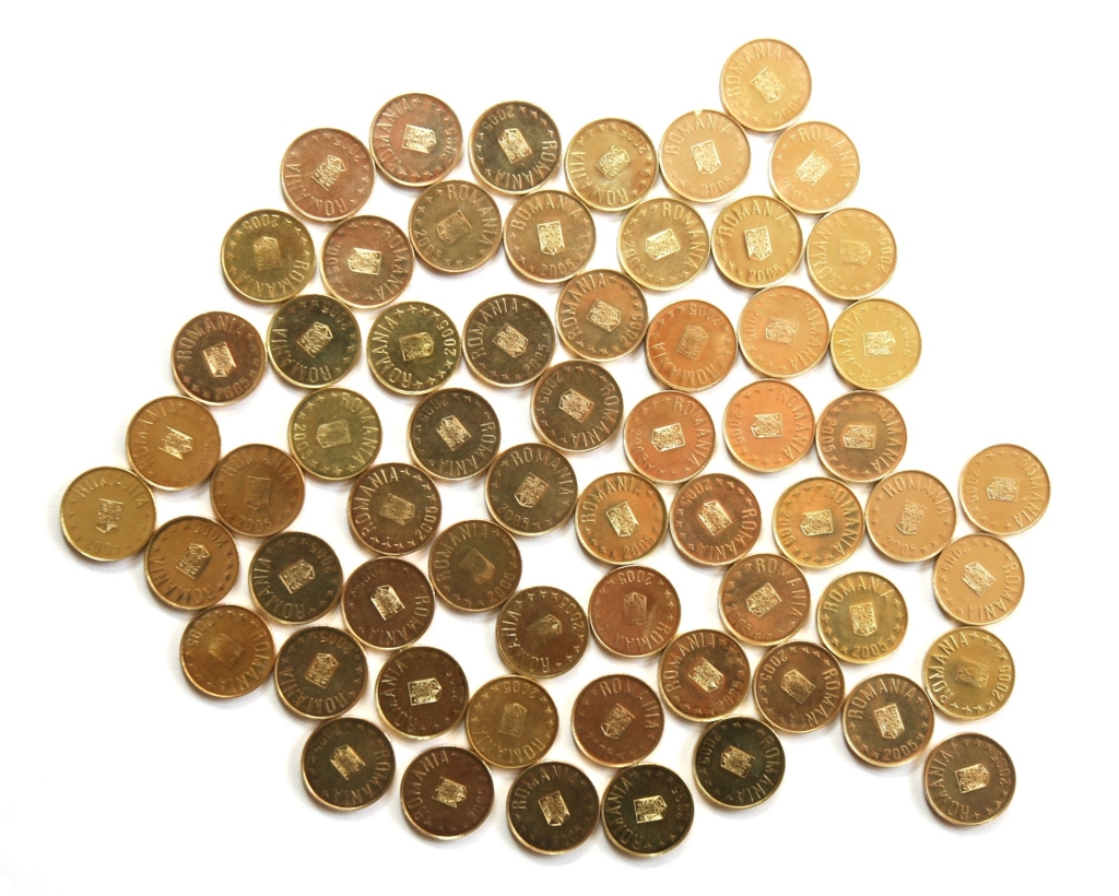 Cât mai valorează cu adevărat banii pe care îi țin românii în bănci? „Economisim în van, banii se 'topesc' din punct de vedere al puterii de cumpărare”