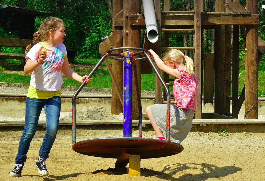 Țara care a închis zeci de școli după ce a găsit o substanță cancerigenă în nisipul de la locul de joacă