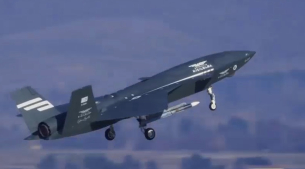 O dronă Bayraktar cu motor ucrainean, prima din lume care a doborât singură o țintă aeriană cu o rachetă ghidată de radar