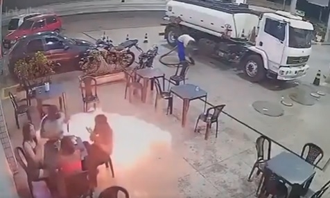 Momentul șocant în care 4 prieteni înșală moartea după ce unul dintre ei și-a aprins o țigară și a aruncat chibritul pe jos într-o benzinărie VIDEO