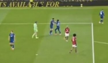 Scenă neverosimilă la meciul lui Manchester United. A fost eliminat pentru că și-a lovit colegul!