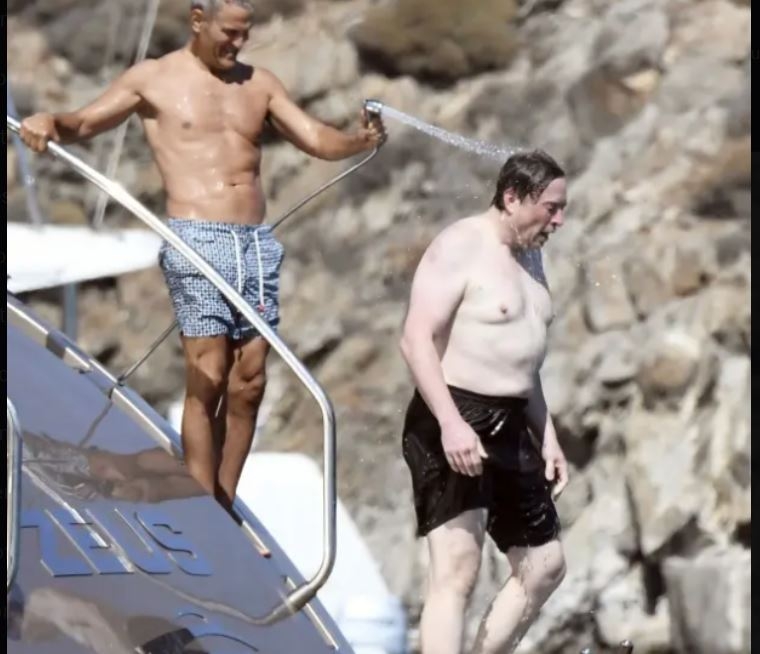 Cum l-a ”dresat” Musk pe Grok să spună doar ce vrea el. Chat-botul laudă inteligența și condiția fizică a miliardarului