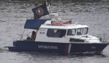 Provocare rusească la frontiera NATO. O navă a grănicerilor ruși a arborat steagul grupării Wagner pe râul Narva, care desparte Rusia de Estonia VIDEO