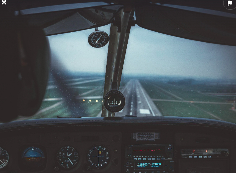 Cum s-au ciocnit două avioane pe pistă, pe fondul crizei politice din SUA. Cum afectează traficul aerian american