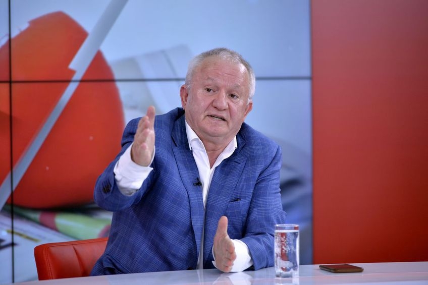 Cred că prostul de Porumboiu se întoarce. Un tip ranchiunos, plin de el, are toate atuuril