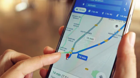 Google Maps se transformă printr-un mod special care „taie” din ecran ca să salveze bateria. Cum va funcționa
