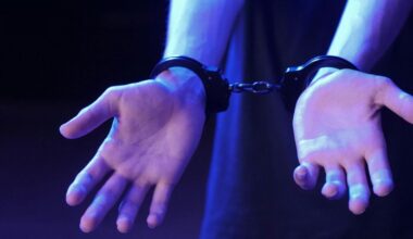 un tanar are catuse la maini