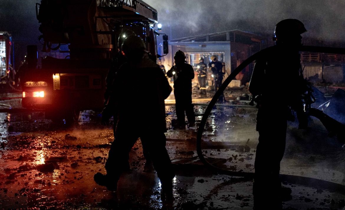 Ziua 1351 Rușii nu știu ce i-a lovit azi-noapte. Un maniac care a dezertat din Ucraina terorizează o regiune rusă. Moscova pregătește reluarea testelor nucleare. Angelina Jolie, vizită surpriză la Herson