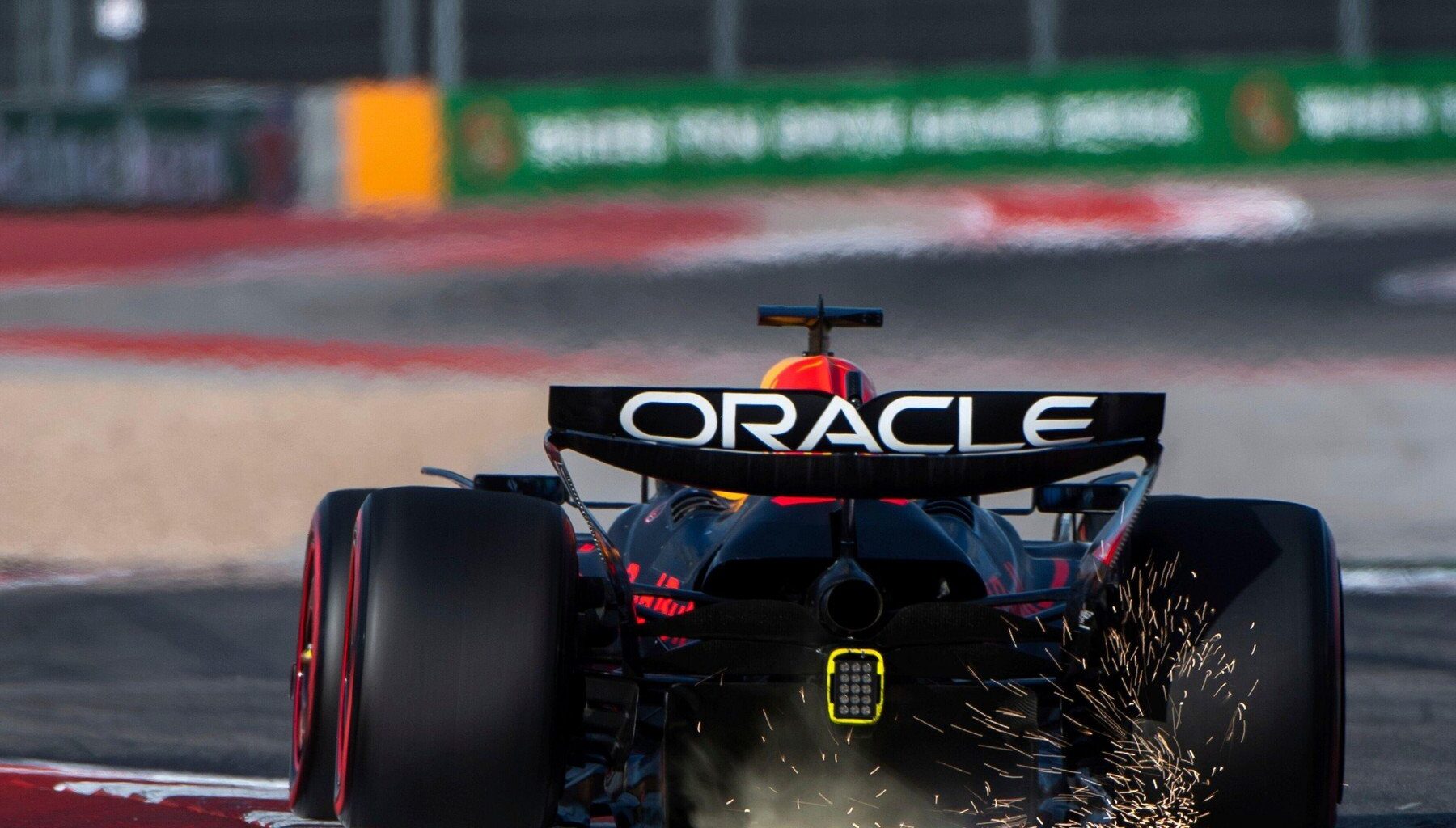 Monopost al echipei RedBull Racing, surprins pe circuitul de Formula 1.