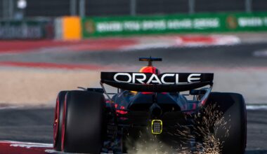 Monopost al echipei RedBull Racing, surprins pe circuitul de Formula 1.