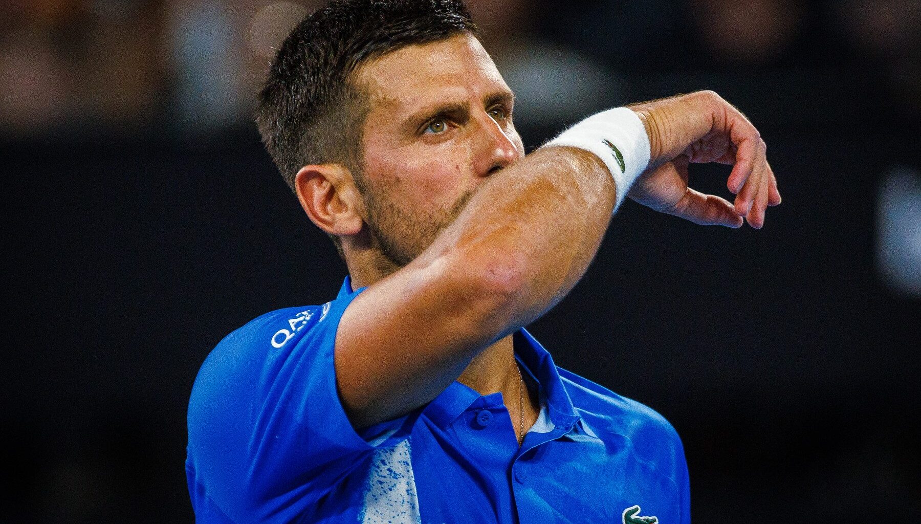 Novak Djokovic, pe terenul de tenis. Sârbul, dezamăgit după o înfrângere surprinzătoare.