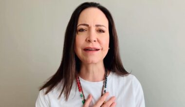 María Corina Machado, distinsă cu Nobelul pentru Pace pe 2025, considerată fugară dacă părăseşte Venezuela pentru a ridica premiul