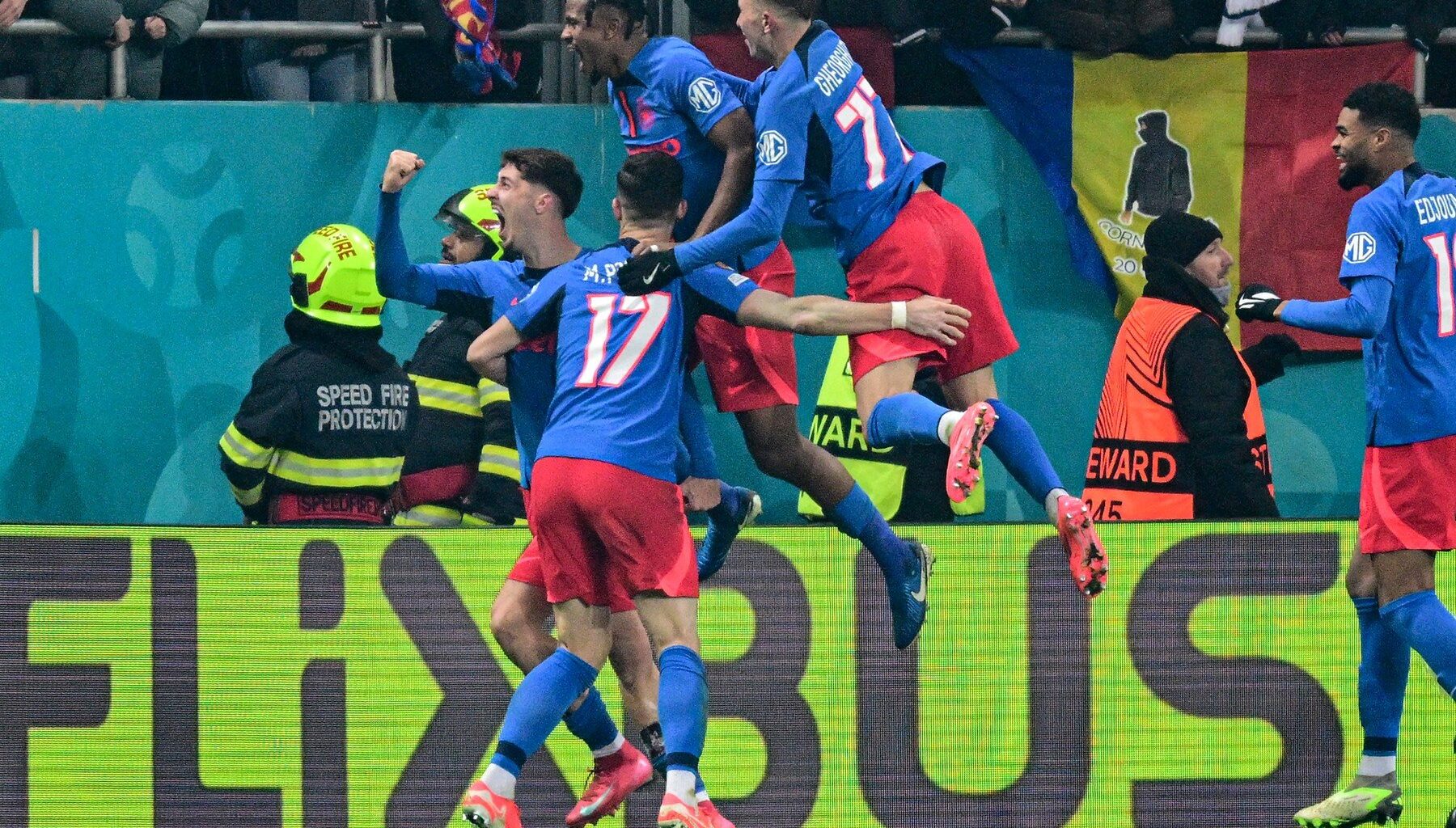 Jucătorii celor de la FCSB și bucuria marcării unui gol pe Arena Națională într-un meci de SuperLiga.