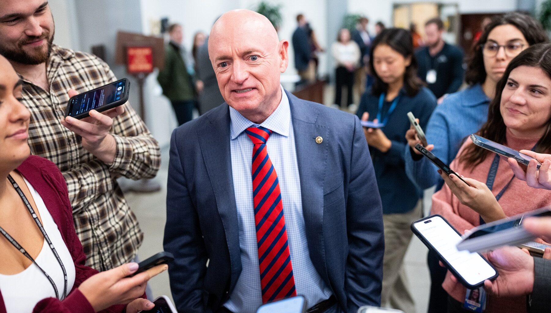 Pentagonul îl ameninţă pe senatorul democrat Mark Kelly cu convocarea în armată