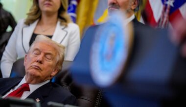 Donald Trump surprins cum se străduia să își țină ochii deschiși la un eveniment din Biroul Oval