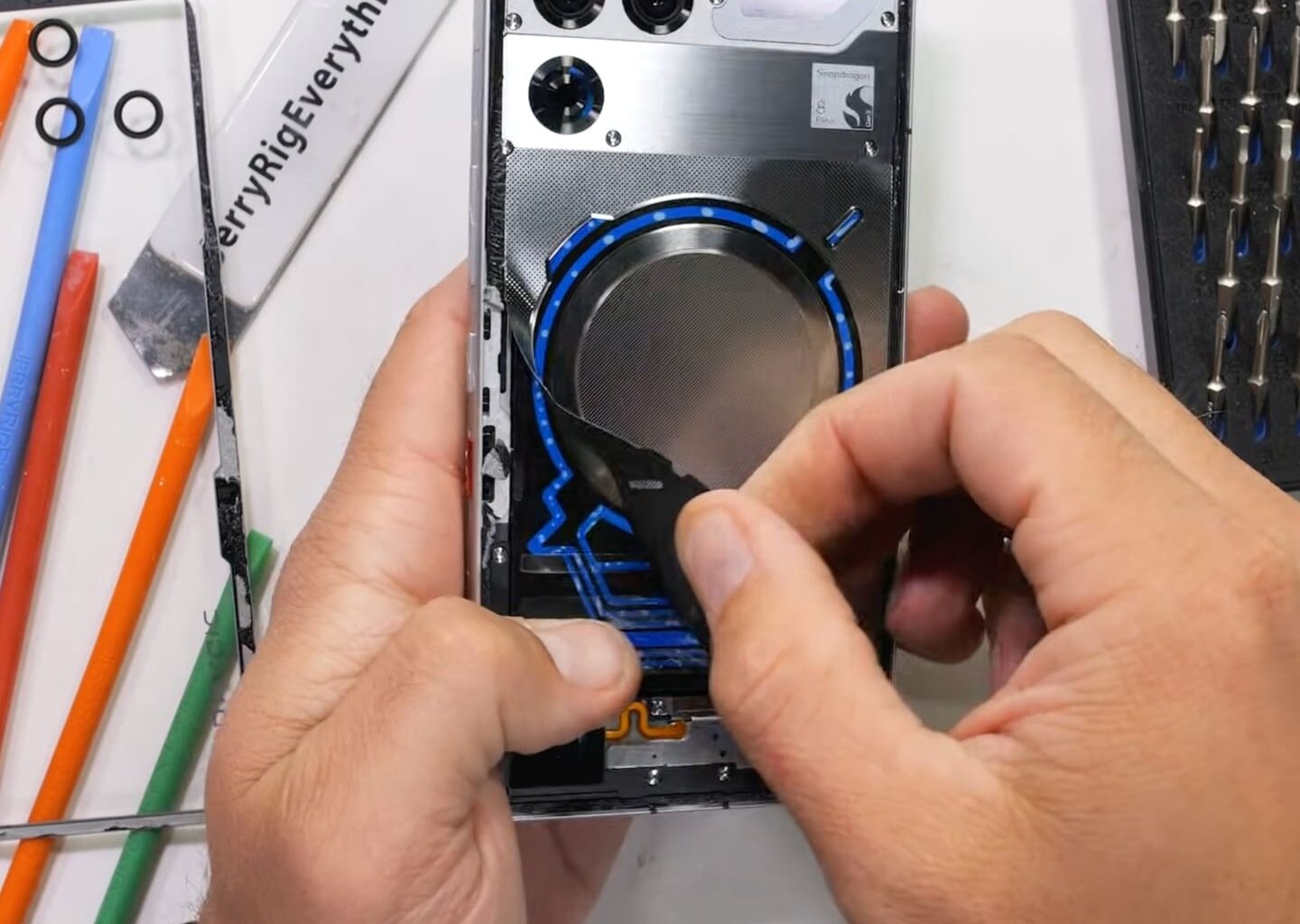 Dezmembrarea RedMagic 11 Pro ne arată primul sistem de răcire cu apă pentru smartphone