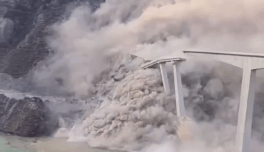 Un pod uriaș, recent inaugurat, s-a prăbușit în China. Momentul, surprins VIDEO