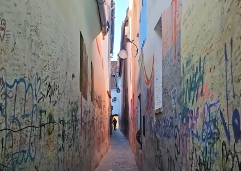 Cea mai îngustă stradă din Brașov va fi închisă temporar. Care este motivul