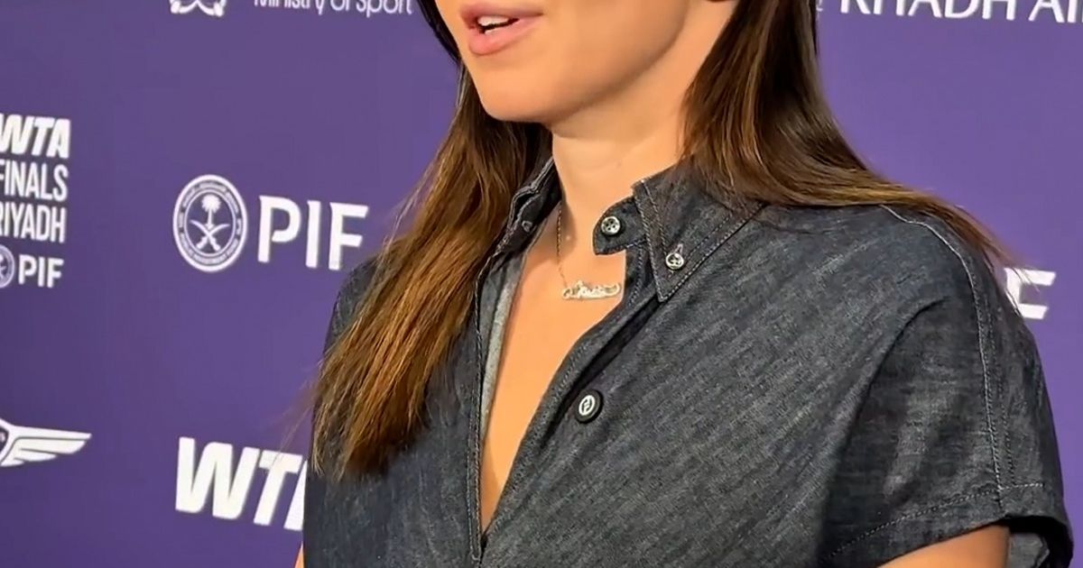 Moment de gală la WTA Finals. FOTO: Simona Halep, alături de Aryna Sabalenka la premierea numărului 1 mondial: „O onoare!”