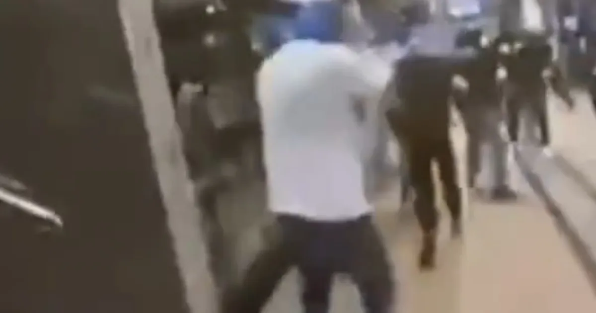 Violențe între ultrași în Germania. Fanii lui Schalke și Borussia Dortmund s-au confruntat în gara din Koln » Poliția cere implicarea directă a cluburilor