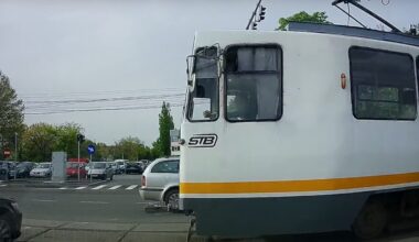 Probele la tramvaiul 5, blocate de o mașină lăsată pe șine de un șofer care s-a dus să cumpere mici
