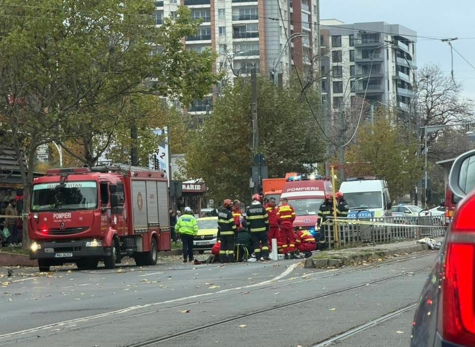 Accident ciudat în București: O femeie, în stop-cardiorespirator după ce a fost rănită de un cablu de tramvai care s-a rupt