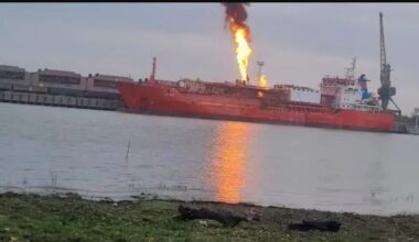 O navă care transporta GPL, lovită de dronă în timp ce trecea pe Dunăre. O localitate din România este evacuată preventiv / RO-Alert emis