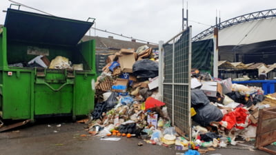 În ce oraș crește taxa pe gunoi cu 70%. Localnicii sunt exasperați și amenință că vor plăti la sfârșitul anului viitor